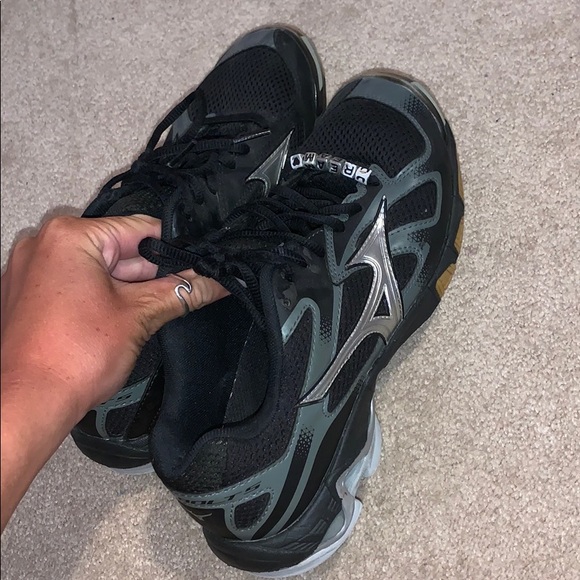 Mizuno volleyball shoes - Picture 1 of 4